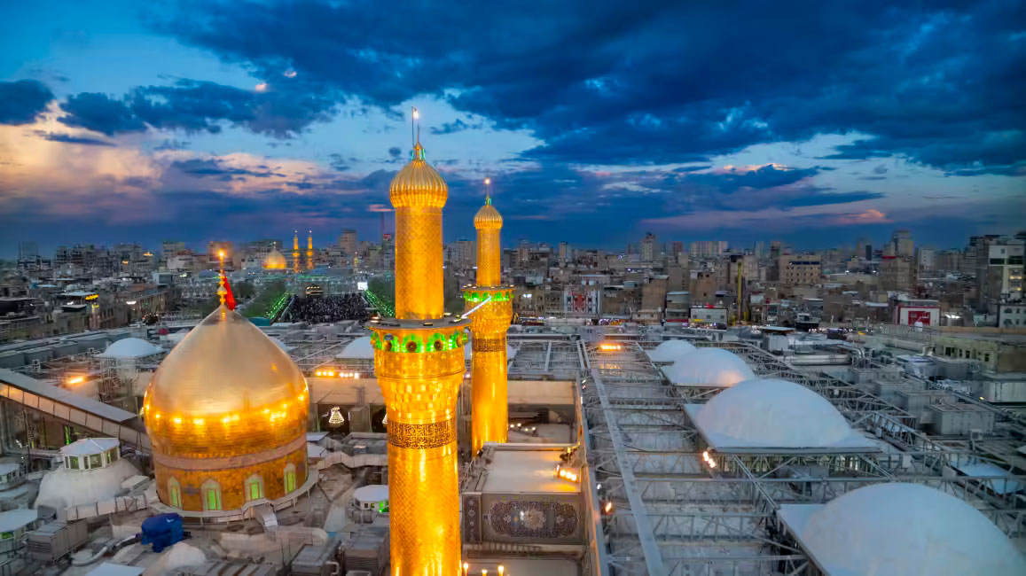 إِطْلَالَةُ المَجْدِ: يُشَكِّلُ تَنَاظُرُ القُبَّةِ مَعَ المَنَارَتَيْنِ مَشْهَداً مِعْمَارِيّاً فَرِيداً يَفِيضُ بِالرُّوحَانِيَّةِ وَالجَلَالِ للصحن الحسيني الطاهر كربلاء المقدسة /العراق